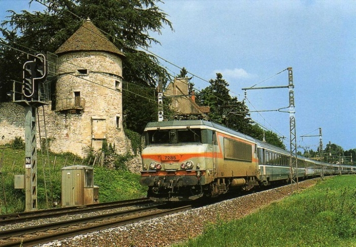 RU 0562 - Train - loco BB 7285 vers FLEURVILLE PONT DE VAUX - Saône et Loire - SNCF -