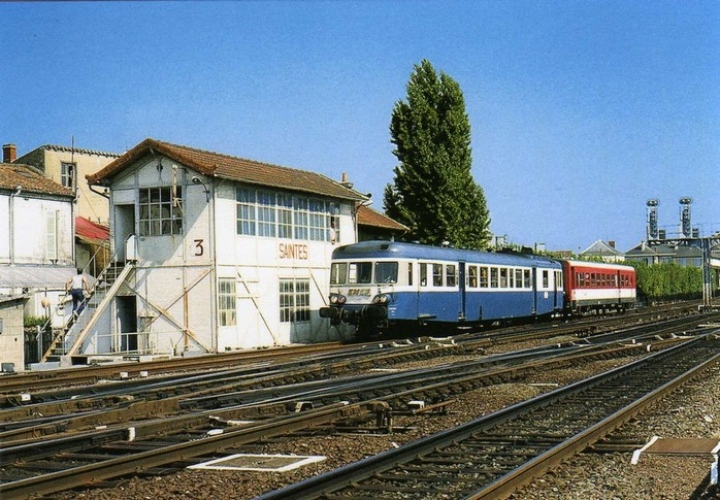 RU 0568 - Autorail X 2864 au poste 3 - SAINTES - Charente Maritimes - SNCF