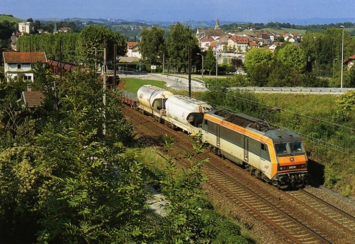 RU 0577 - Train - loco BB 26218 vers SEYSSEL CORBONOD  - Ain - SNCF