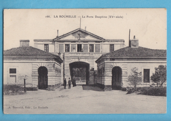 (17)-LA ROCHELLE-la porte dauphine (XVe siecle) -circulée -edit: A.bonnaud-n° 166