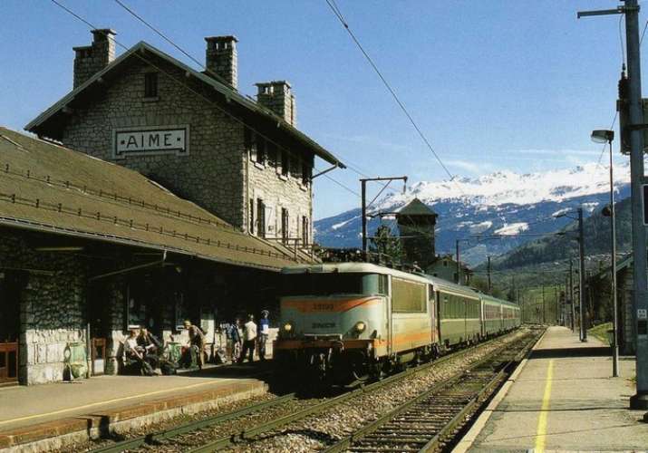 RU 0727 - Train - loco BB 25193 en gare - AIME - Savoie - SNCF