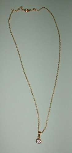 Collier plaqué or avec pierre en décoration