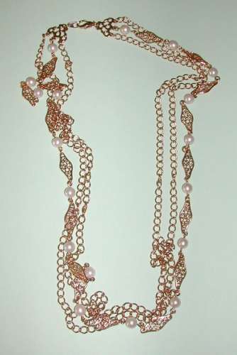 Collier triple plaqué or avec perles en décoration