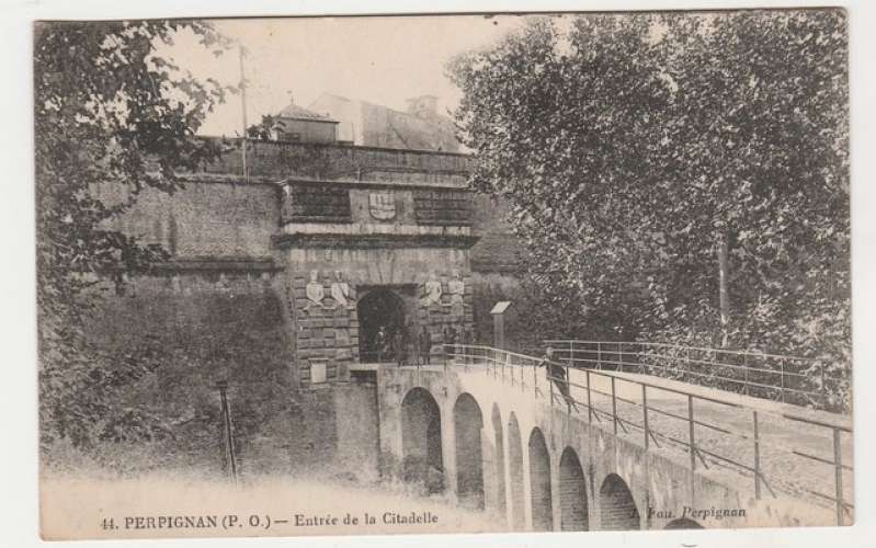 Cpa 66 Perpignan L'entrée de la Citadelle 