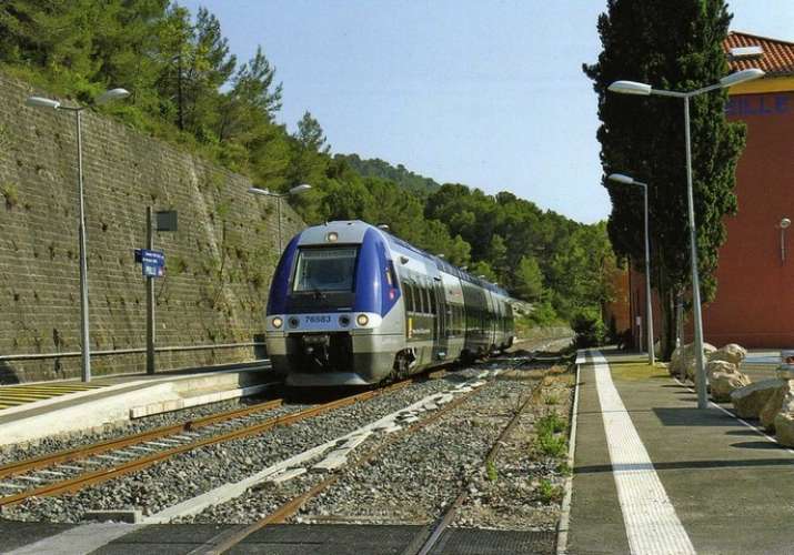 RU 1196 - Autorail X 76583 en gare - PEILLE - Alpes Maritimes 06 - SNCF