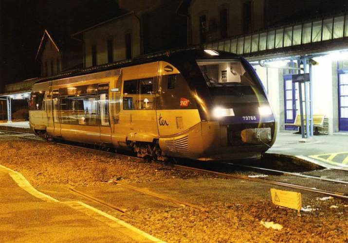 RU 1330 Train - Autorail X 73785 en gare - USSEL - Corrèze 19 - SNCF
