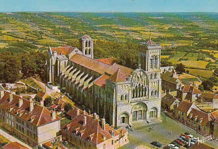 Vézelay  Basilique Ste Madeleine  vue aérienne