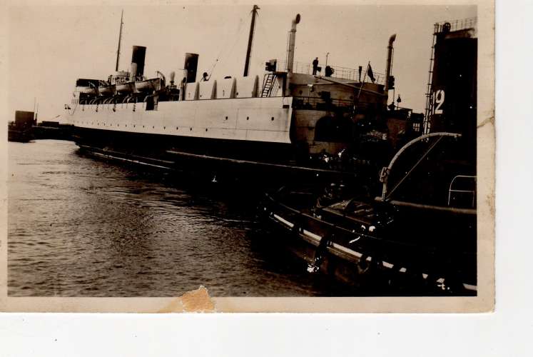 Dunkerque manoeuvre ferry boat quittant le port ( avc remorqueur