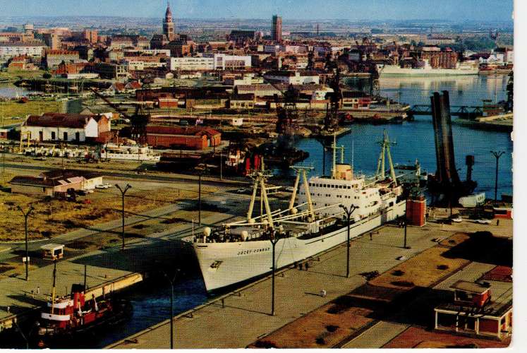 Dunkerque vue générale sur le port ( bateau , remorqueur à l'écluse Trystram , pont levé