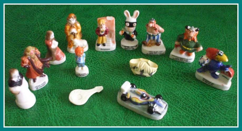 Lot 12 féves (+ celle de Footix non comptée, recollée) 