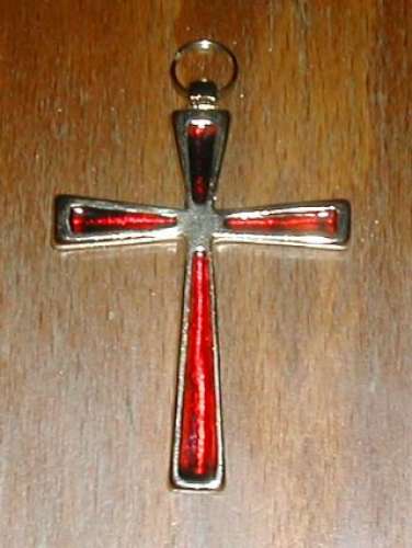 Croix en métal doré avec crochet et décoration rouge