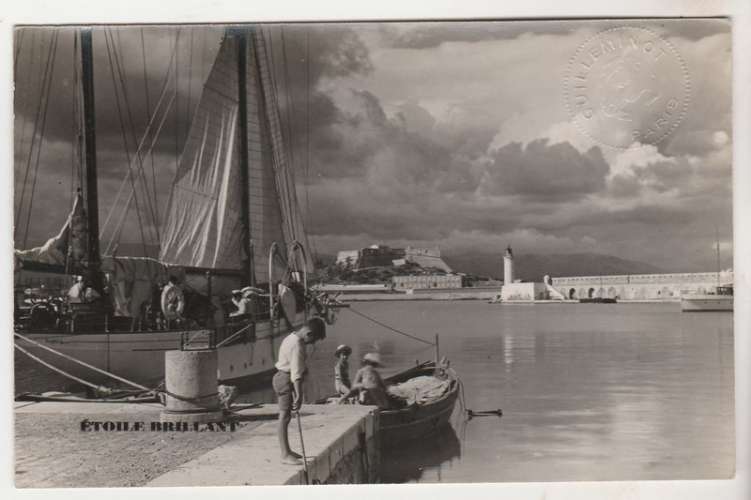 carte-photo 06 Antibes : voiliers , enfants,  phare 