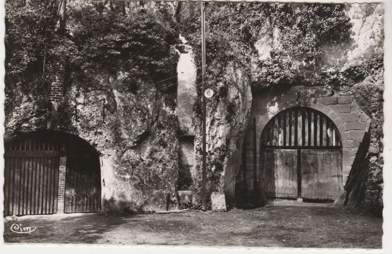 cpsm 72 La Chartre-sur-le-Loir Entrées des Caves 