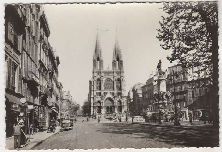 cpsm 13  Marseille l'Eglise St-Vincent de Paul ( automobile , pompe à essence )