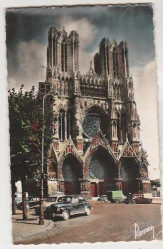 Cpsm 51 Reims Place de la Cathédrale ( automobiles )