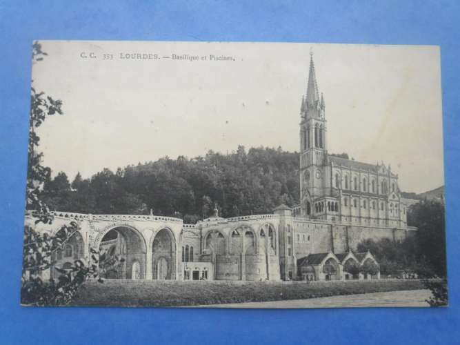 65-LOURDES basilique et piscines , écrite et circulée en 1908 , 2 scans
