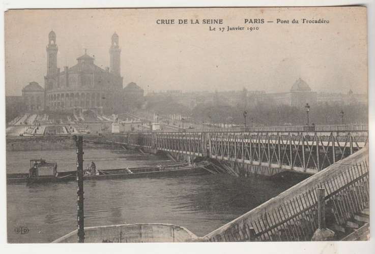   cpa Inondations de Paris 1910  Pont du Trocadéro ( péniche )