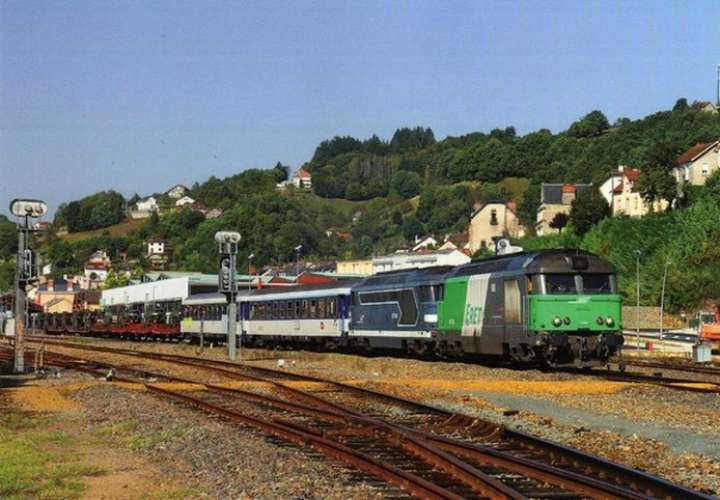 RU 1685 - Train - Loco BB 67502 en gare - TULLE - Corrèze - SNCF