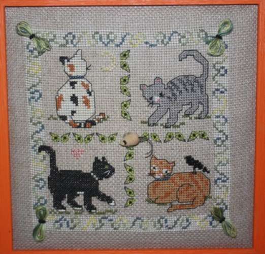 broderie faite main scène de chats encadrée, prête à poser - création : animaux brodés, coeur, lune