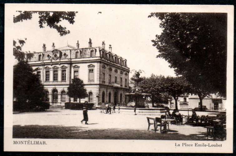 CP : Dept 26 (Drome) MONTELIMAR Place Emile-Loubet - non circulé
