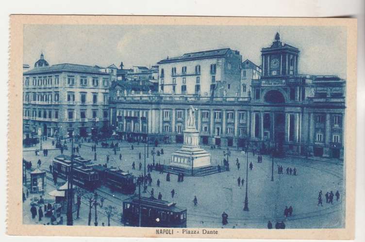 cpa  Italie Naples Piazza Dante ( tramways )