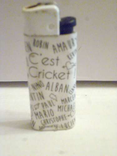 Briquet vide CRICKET C'est CRICKET entouré de prénom