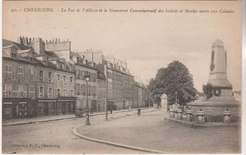 cpa 50 Cherbourg La rue de l'Abbaye et le Monument ....
