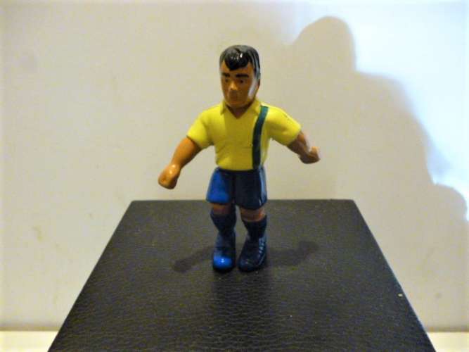 Figurine footballeur maillot jaune short bleu - coupe du monde 1998  / Nestlé