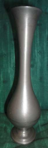 Vase soliflore en étain longueur 19 cm poids 260 g  marque écrite : B F (?)