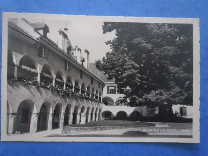 AUTRICHE-MILLSTATT-klosterhof mit 500 jahr , linde