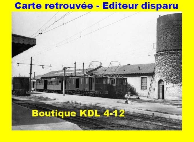BVA 806-03 - Train - Fourgon automoteur n° V 4 en gare - ARLES TRINQUETAILLE - Bouches du Rhône - CC