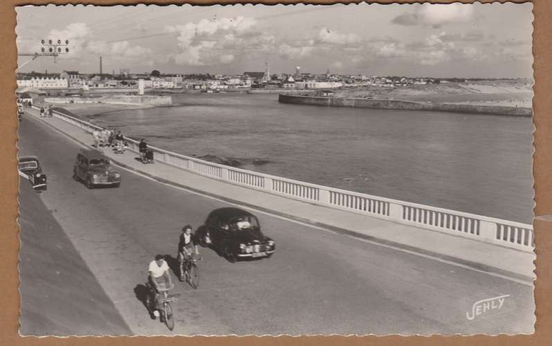 cpsm 85 Croix-de- Vie Le remblai ( automobiles ..4CV )