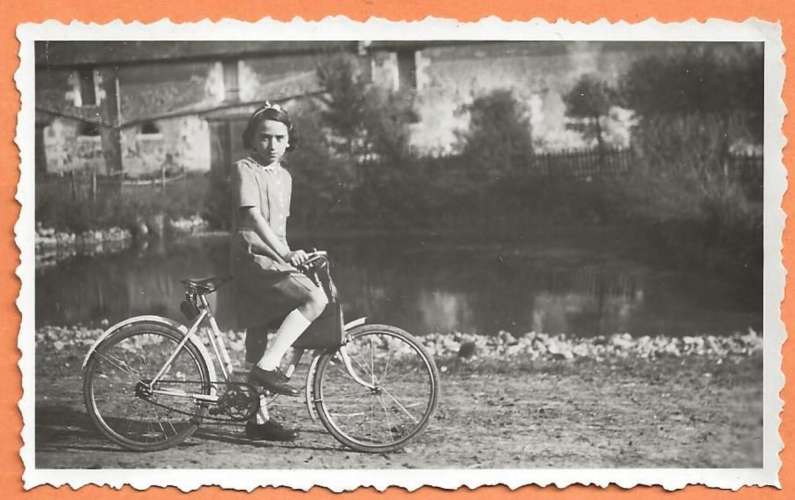 PHOTO ORIGINALE 3 OCTOBRE 1943 - PETITE FILLE EN VÉLO - BICYCLETTE - BIKE - FAHRRAD - BICICLETTA