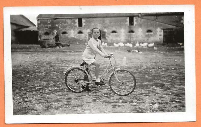 PHOTO ORIGINALE 14 JUILLET 1946 - PETIT GARCON ADO EN VÉLO - BICYCLETTE - BIKE - FAHRRAD - BICICLETT