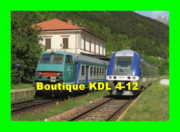 RU 1193 - Autorail X 76584 croisant un train des CF Italien en gare - TENDE - Alpes Maritimes - SNCF
