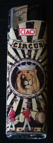 Briquet plat état de marche Ciao Circus lion avec couronne  longueur  8 cm