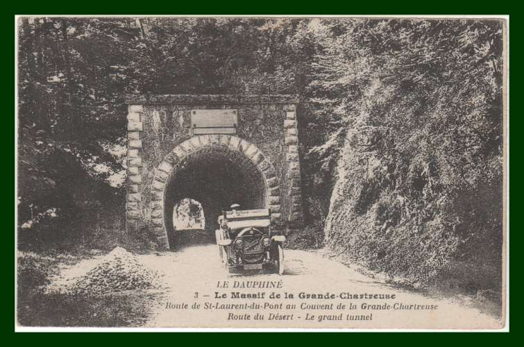  CPA Route de St Laurent du Pont au couvent de le Grande Chartreuse 38 Automobile tacot non écrite