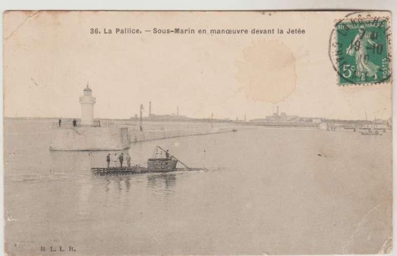 cpa 17 La Pallice Sous-Marin en manoeuvre devant la jetée ( phare )