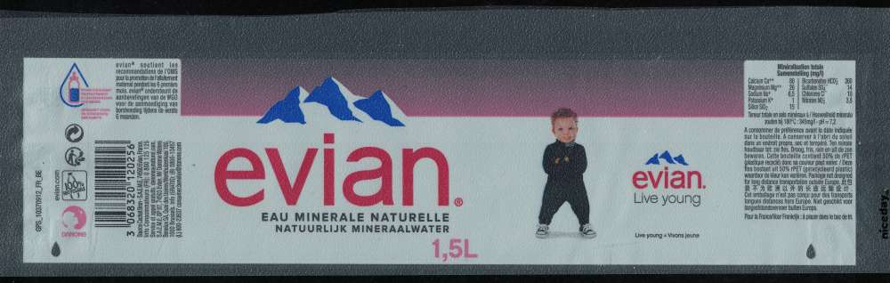 France Etiquette Eau Minérale Naturelle Evian Live Young Enfant debout bras croisés