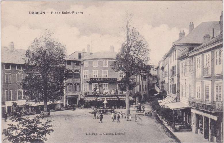 CPA - EMBRUN - Place Saint Pierre.