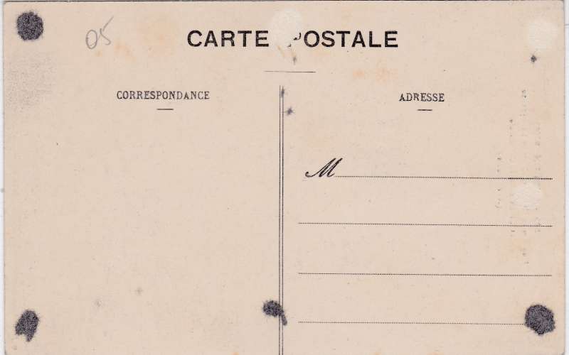 CPA - EMBRUN - Rue Emile Guigues - Caserne Lapeyrouse - Cathédrale.