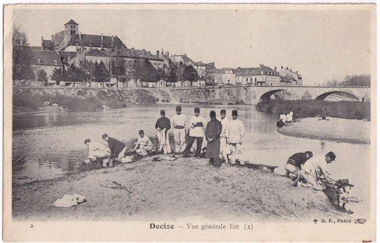 CPA 58 Decize - Vue générale est, soldats à la lessive