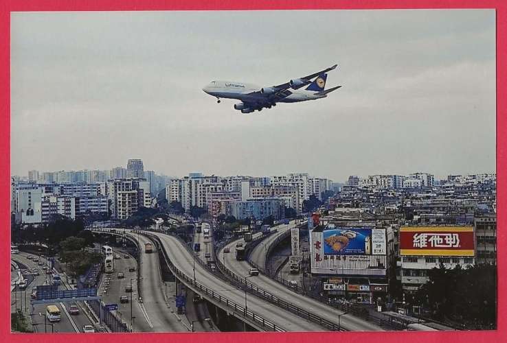 PHOTO REPRODUCTION AVION PLANE FLUGZEUG - BOEING 747 LUFTHANSA SURVOLANT UNE VILLE ASIATIQUE