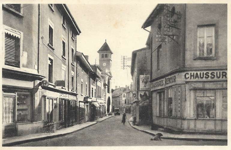 01 - Montluel - Grande Rue et Eglise St Etienne - Commerces - CPM écrite