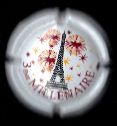 Capsule de champagne Tour Eiffel 3eme millénaire générique 652b