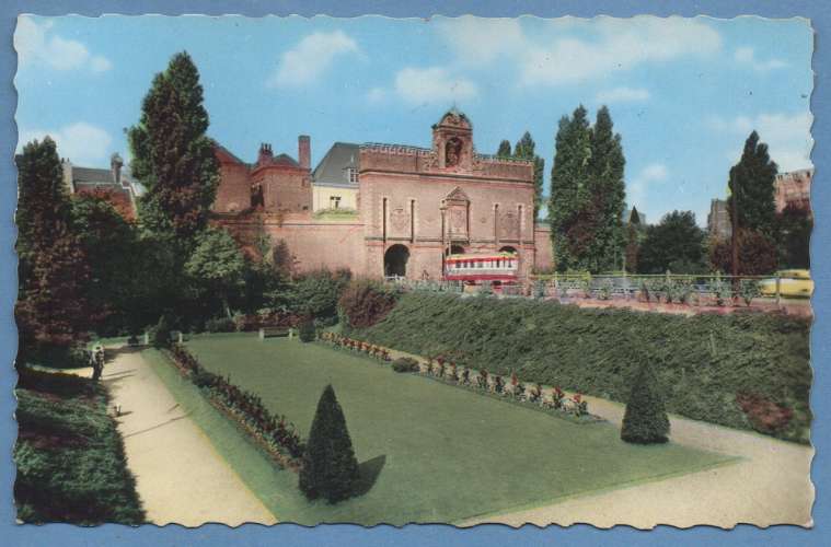 CPSM LILLE Porte de Roubaix, non écrite