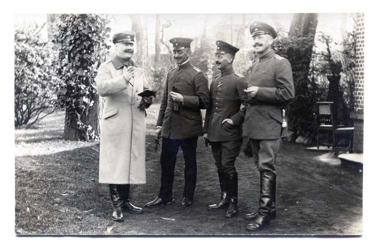 carte photo de quatre officiers allemand discutant dans un jardin a l'arrière du front en 14-18