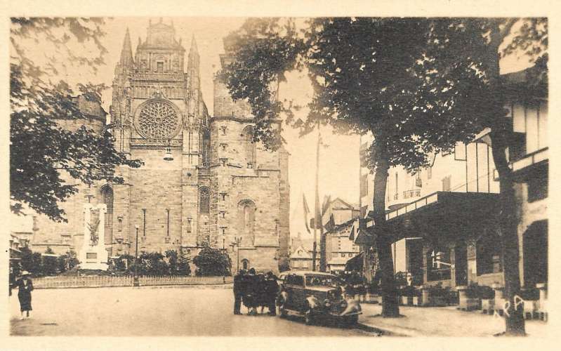 12 - RODEZ - Avenue Victor-Hugo et Place d'Armes 