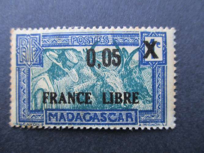 Madagascar y & t 240 ( points de rouille )1942