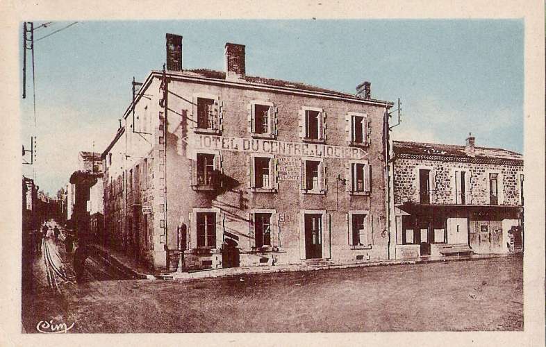 43 - MONTFAUCON-du-VELAY - Hôtel du Centre